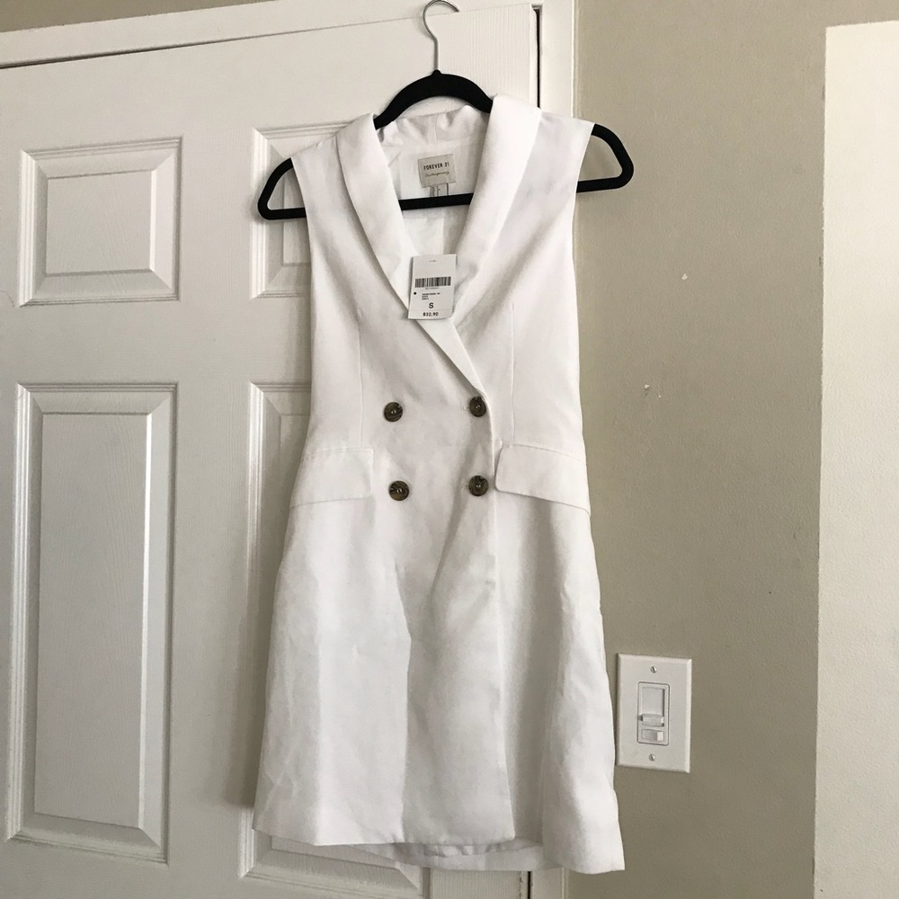 White Button Up Sleeveless Trench